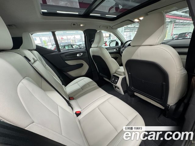 Volvo XC40 B4 Ultra Bright 2025 — фото 15