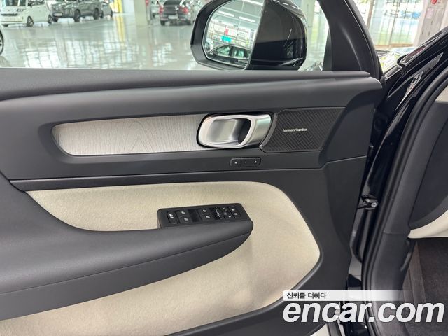 Volvo XC40 B4 Ultra Bright 2025 — фото 16