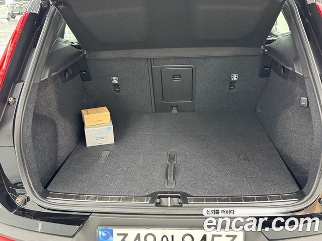 Volvo XC40 B4 Ultra Bright 2025 — фото 17