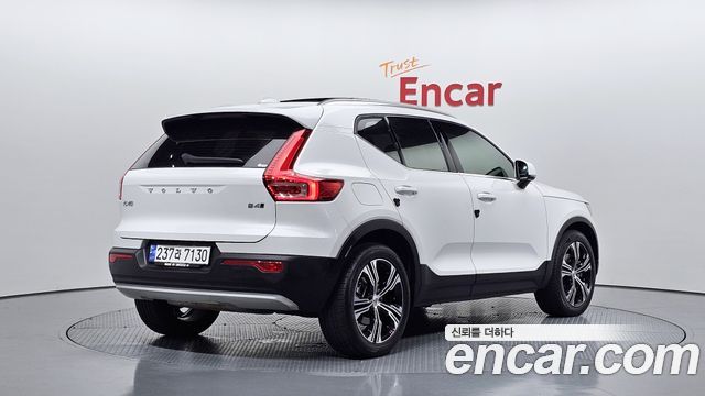 Volvo XC40 B4 Inscription 2021 — фото 2
