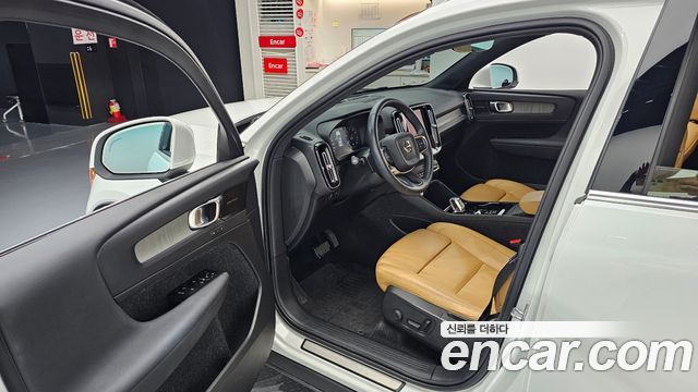 Volvo XC40 B4 Inscription 2021 — фото 10