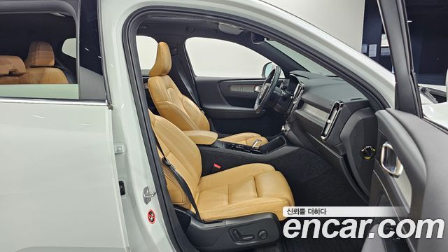 Volvo XC40 B4 Inscription 2021 — фото 11