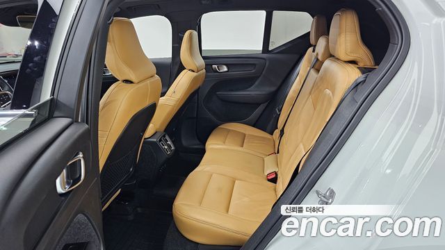 Volvo XC40 B4 Inscription 2021 — фото 12
