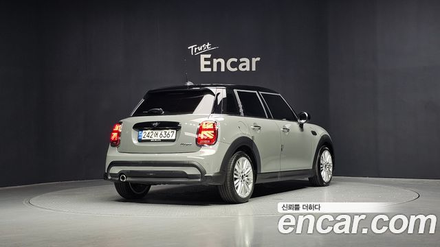 MINI Cooper 5-Door Classic Plus 3rd 2022 — фото 2