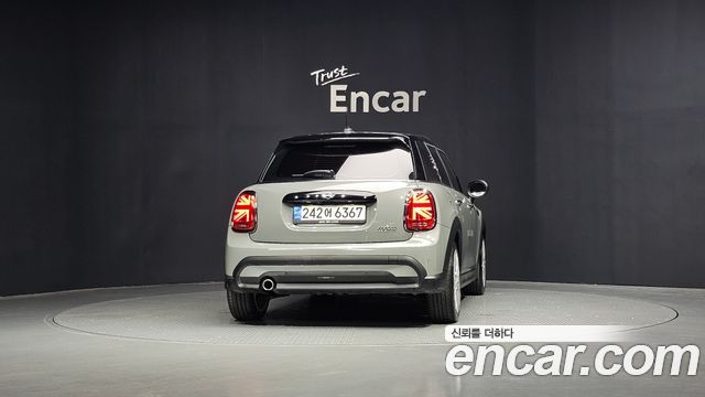 MINI Cooper 5-Door Classic Plus 3rd 2022 — фото 4