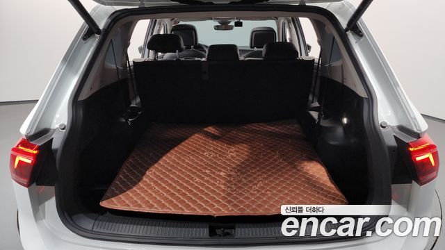 Volkswagen Tiguan Allspace 2.0 TSI Prestige 2022 — фото 18