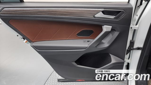 Volkswagen Tiguan Allspace 2.0 TSI Prestige 2022 — фото 25