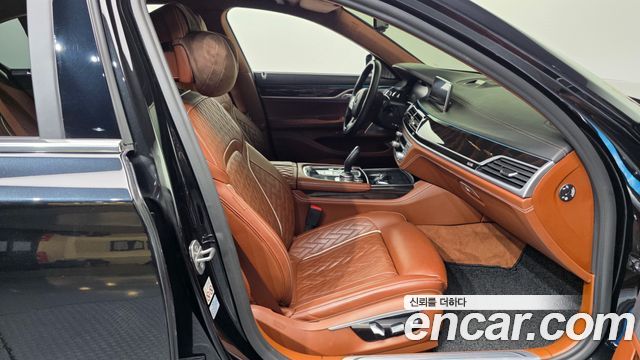 BMW 7 Series (G11) M760Li xDrive V12 Excellence 2020 — фото 11