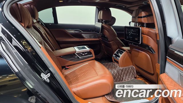 BMW 7 Series (G11) M760Li xDrive V12 Excellence 2020 — фото 12