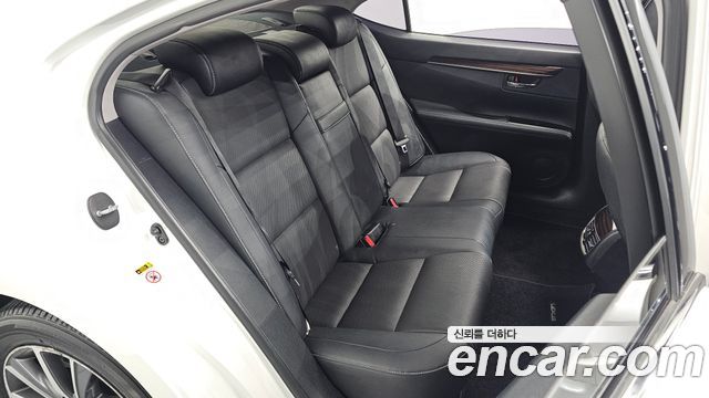 Lexus ES300h Supreme XV60 2016 — фото 11