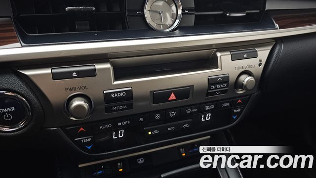 Lexus ES300h Supreme XV60 2016 — фото 18