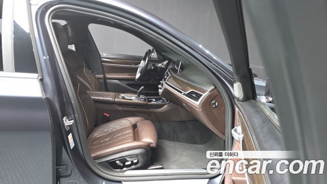 BMW 7 Series (G11) 740Li xDrive Design Pure Excellence 2020 — фото 11