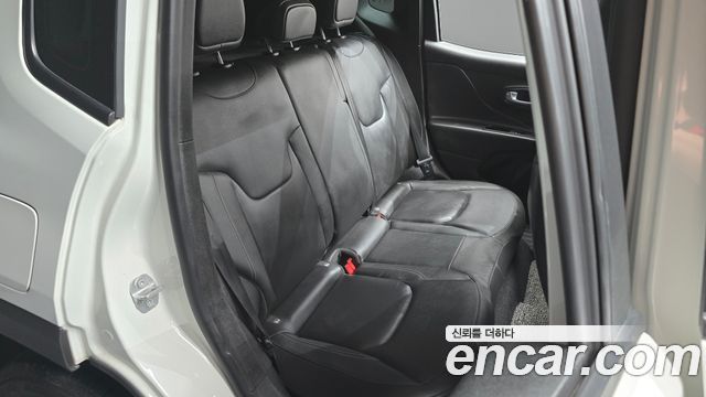 Jeep Renegade 2.4 Limited 2019 — фото 16