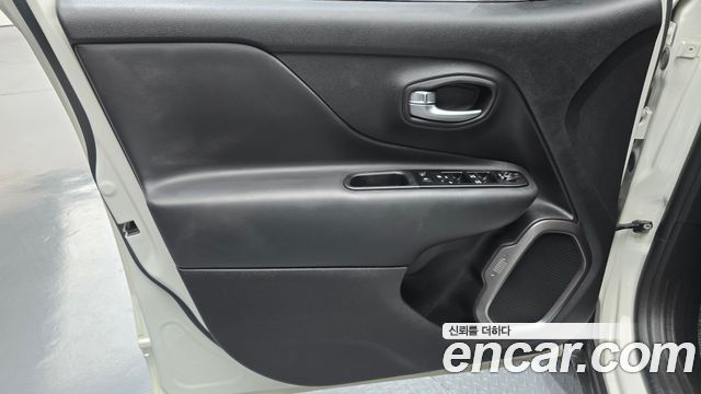 Jeep Renegade 2.4 Limited 2019 — фото 30