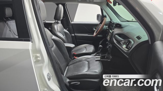 Jeep Renegade 2.4 Limited 2019 — фото 32