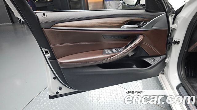 BMW 5 Series (G30) 520d xDrive Luxury Plus 2019 — фото 24