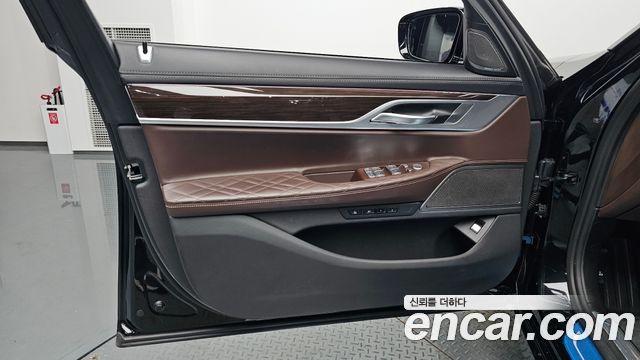 BMW 7 Series (G11) 740i Design Pure Excellence 2021 — фото 24