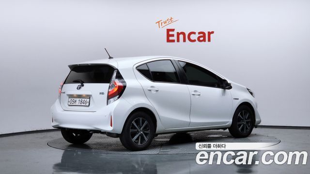 Toyota Prius C 1.5 2018 — фото 2