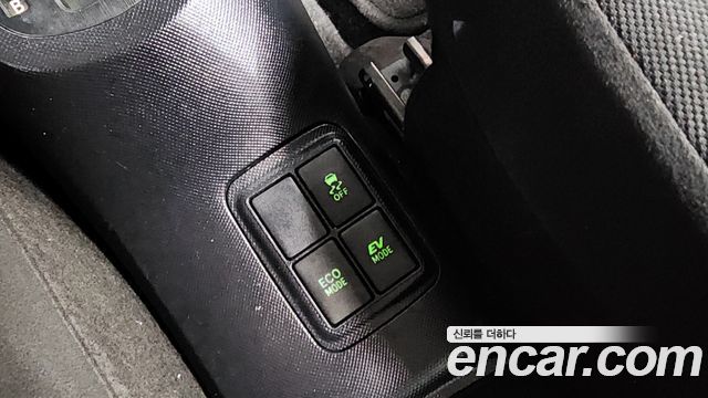 Toyota Prius C 1.5 2018 — фото 12