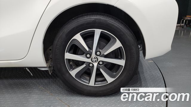 Toyota Prius C 1.5 2018 — фото 21