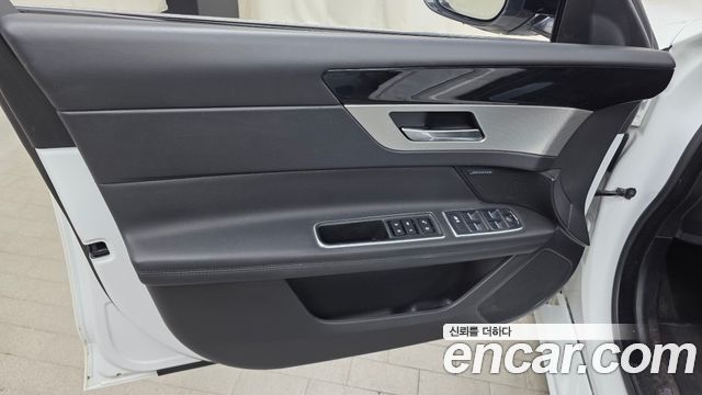 Jaguar XF (X260) 20d Prestige 2018 — фото 24