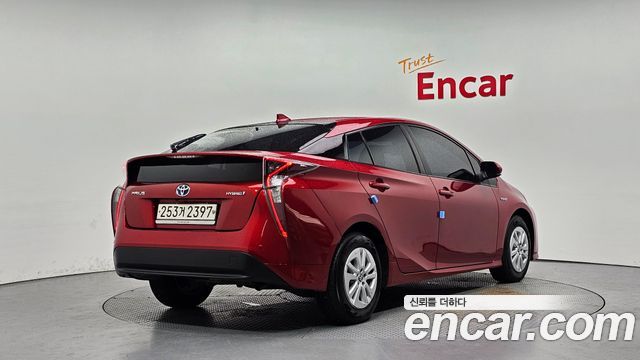 Toyota Prius (IV) 1.8 E 2018 — фото 2