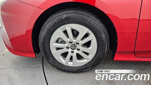 Toyota Prius (IV) 1.8 E 2018 — фото 5