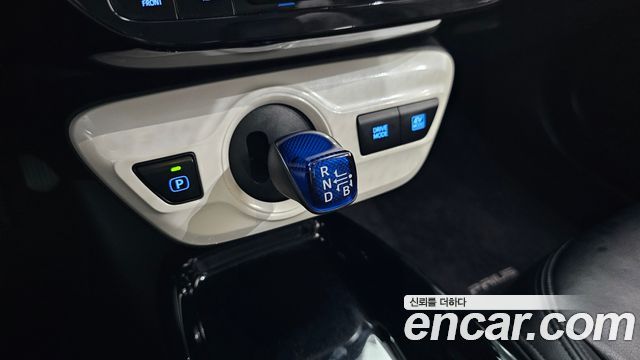 Toyota Prius (IV) 1.8 E 2018 — фото 9