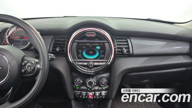 MINI Cooper D 5Door Standard 3rd 2018 — фото 30