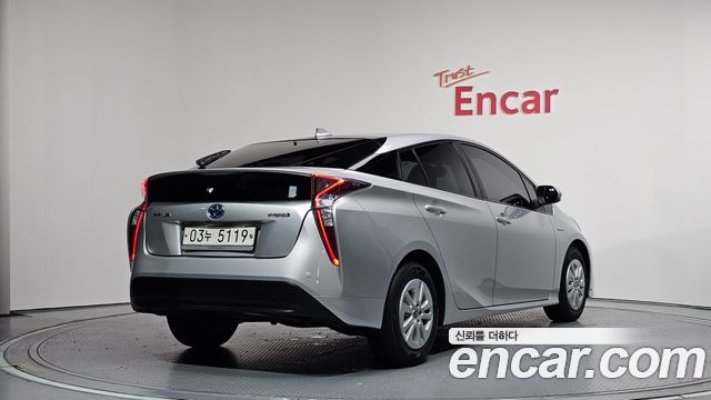 Toyota Prius (IV) 1.8 E 2017 — фото 2