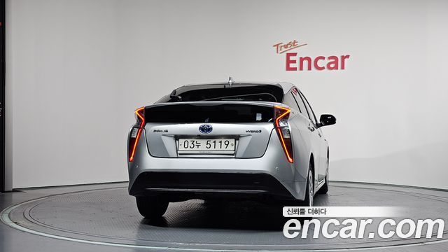 Toyota Prius (IV) 1.8 E 2017 — фото 4