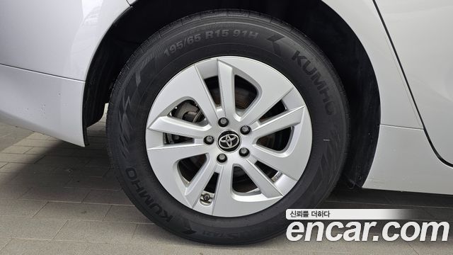 Toyota Prius (IV) 1.8 E 2017 — фото 5