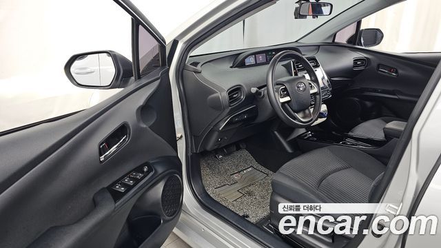Toyota Prius (IV) 1.8 E 2017 — фото 10