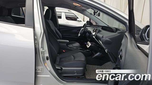 Toyota Prius (IV) 1.8 E 2017 — фото 11