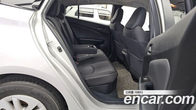 Toyota Prius (IV) 1.8 E 2017 — фото 12