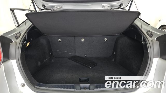 Toyota Prius (IV) 1.8 E 2017 — фото 20