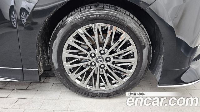 Lexus LM (II) 500h Royal 2025 — фото 21