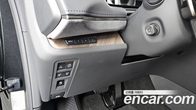 Lexus LM (II) 500h Royal 2025 — фото 27