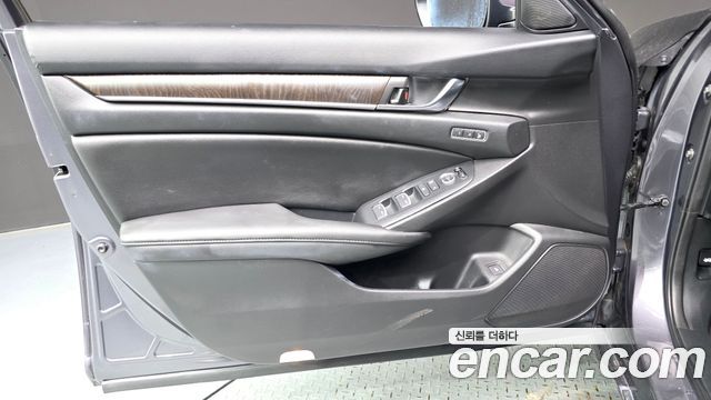 Honda Accord (X) 2.0 Hybrid Touring 2020 — фото 24