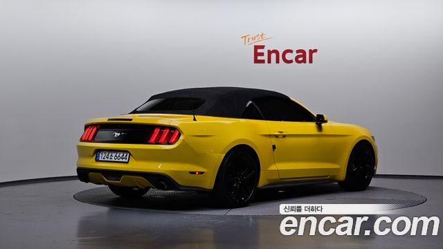 Ford Mustang Convertible 2017 — фото 2