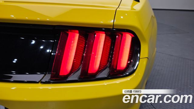 Ford Mustang Convertible 2017 — фото 29