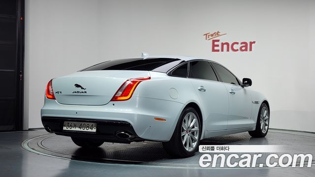 Jaguar XJ 3.0D Premium Luxury LWB X351 2018 — фото 2