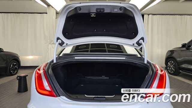 Jaguar XJ 3.0D Premium Luxury LWB X351 2018 — фото 20