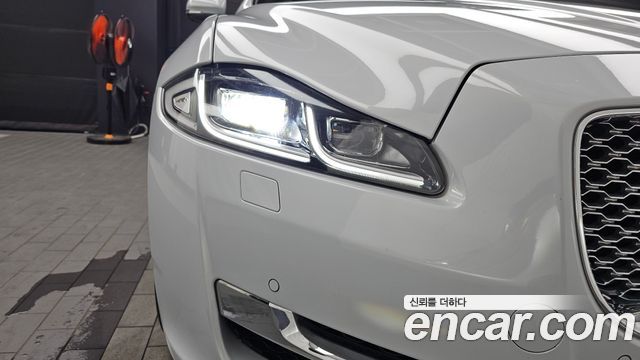 Jaguar XJ 3.0D Premium Luxury LWB X351 2018 — фото 22