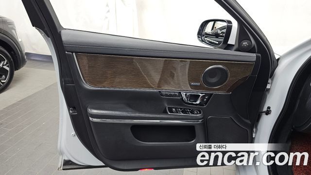 Jaguar XJ 3.0D Premium Luxury LWB X351 2018 — фото 24