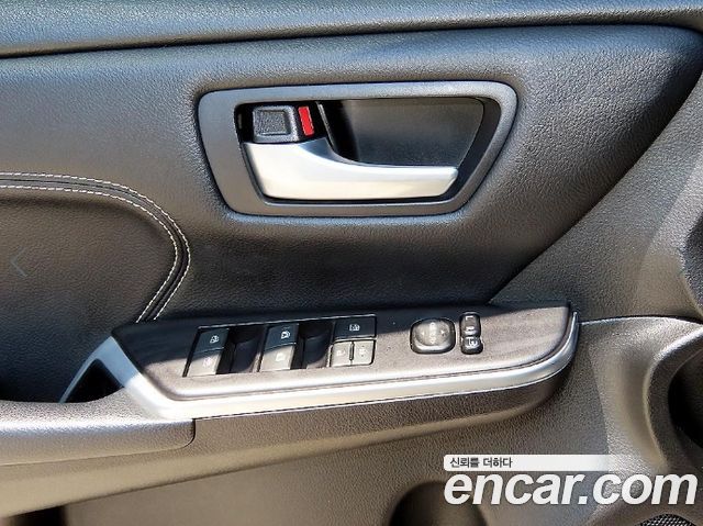 Toyota Camry Hybrid XLE 2017 — фото 15