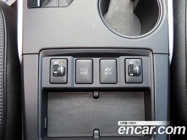 Toyota Camry Hybrid XLE 2017 — фото 17