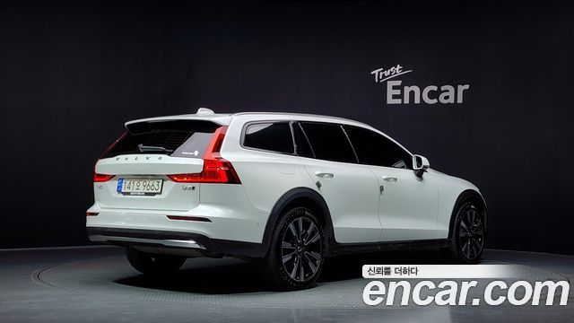 Volvo V60 Cross Country (II) B5 Ultimate AWD 2023 — фото 2