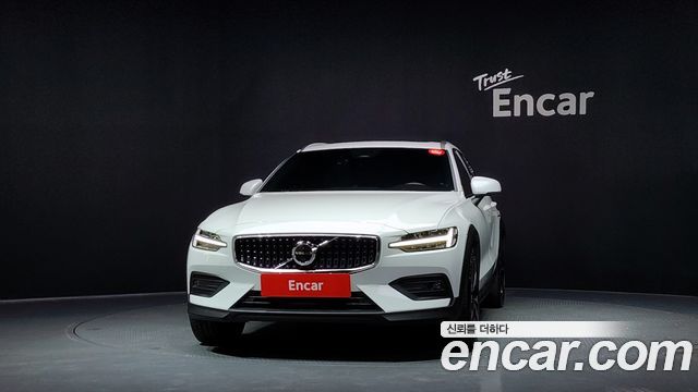 Volvo V60 Cross Country (II) B5 Ultimate AWD 2023 — фото 3