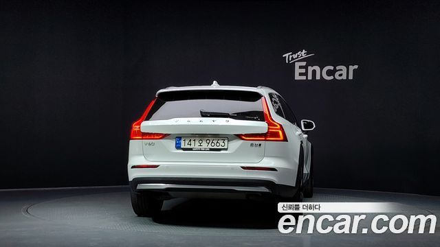 Volvo V60 Cross Country (II) B5 Ultimate AWD 2023 — фото 4